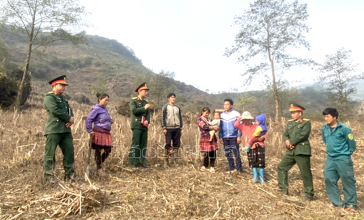 Cán bộ Ban Chỉ huy Quân sự huyện Sìn Hồ tuyên truyền pháp luật đến Nhân dân bản Sà Dề Phìn, xã Sà Dề Phìn.